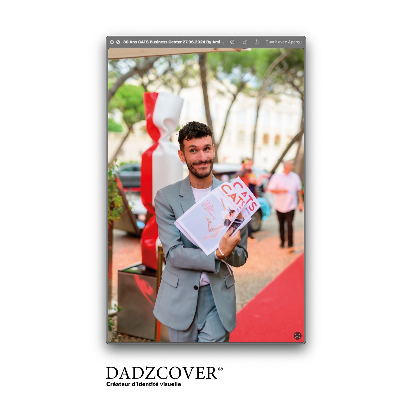 Dorian Polizzi présente un support imprimé CATS lors de la célébration anniversaire sur le Rocher de Monaco.