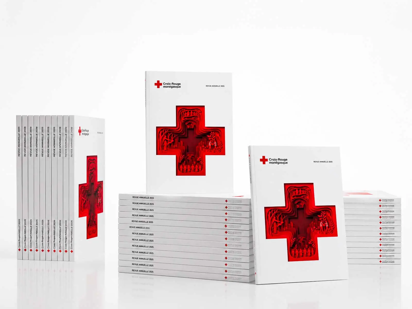 Rapports annuels de la Croix-Rouge monégasque avec une croix rouge illustrée en couverture.