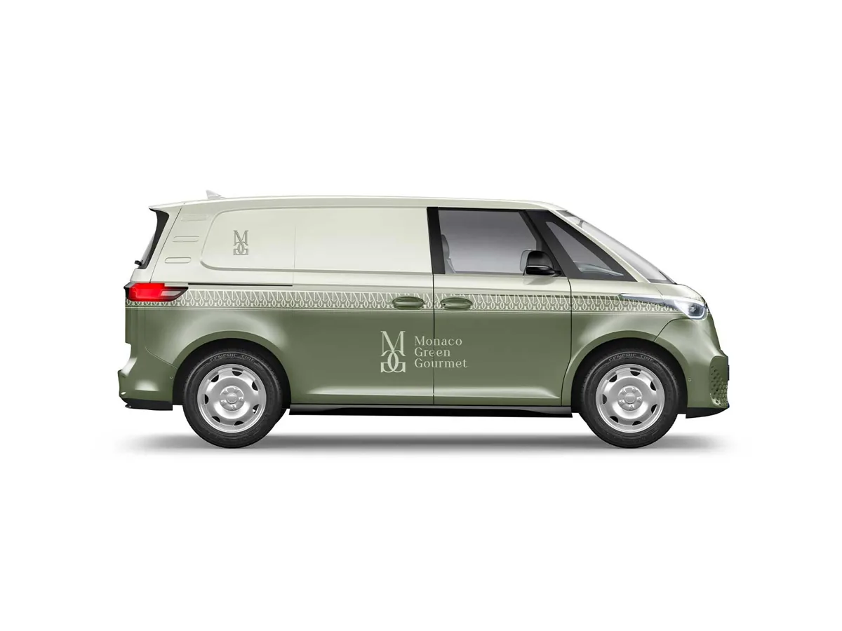 Véhicule Monaco Green Gourmet habillé du logotype et de l’identité visuelle de la marque.
