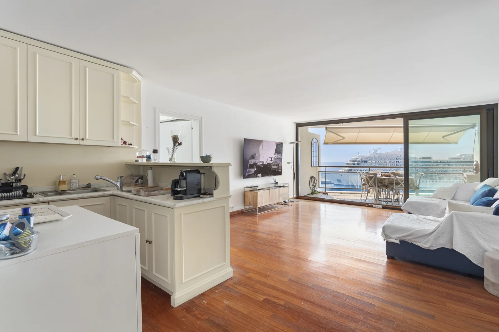 État existant du séjour au Monte-Carlo Star, avec cuisine et baie ouverte sur la terrasse