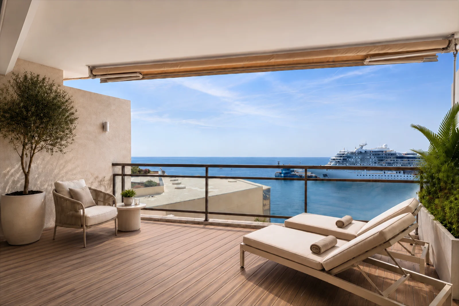 Terrasse du Monte-Carlo Star à Monaco : projection avec bains de soleil, fauteuil et végétation