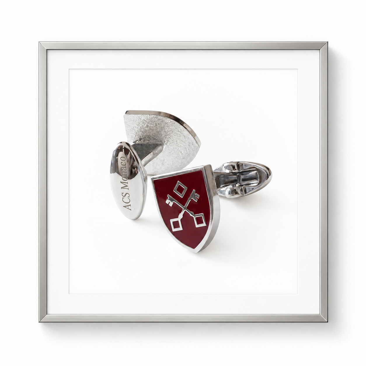 Boutons de manchette au blason ACS Consulting présentés dans un cadre argenté sur fond blanc.
