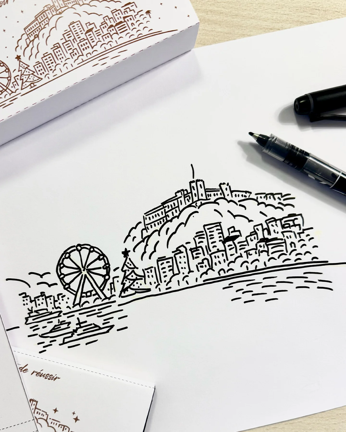 Dessin au feutre du port et du Palais princier de Monaco, réalisé pour les vœux CATS et décliné sur un étui.