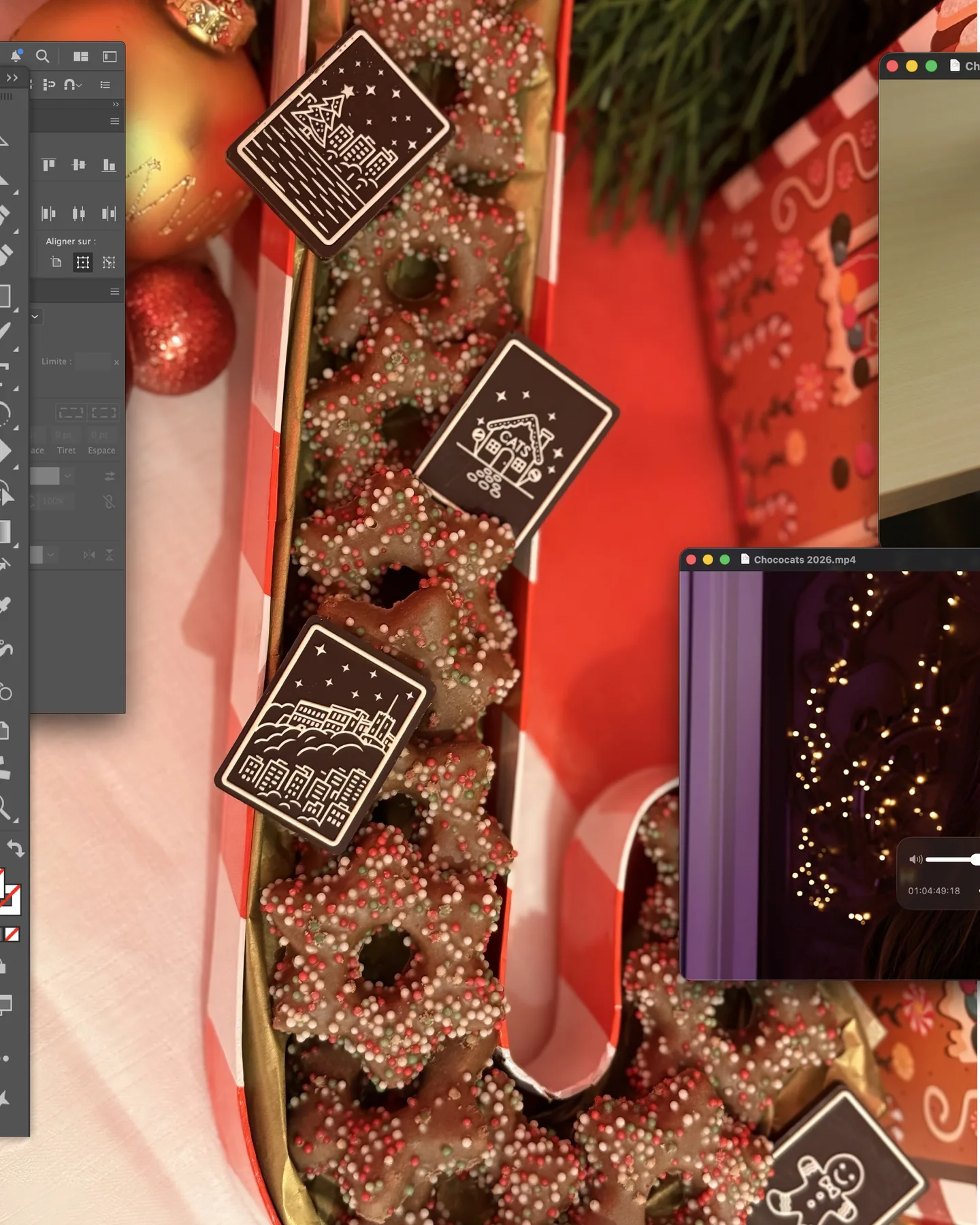 Chocolats illustrés CATS intégrés à un décor de Noël avec boules, sapins en chocolat et éléments de la vidéo.