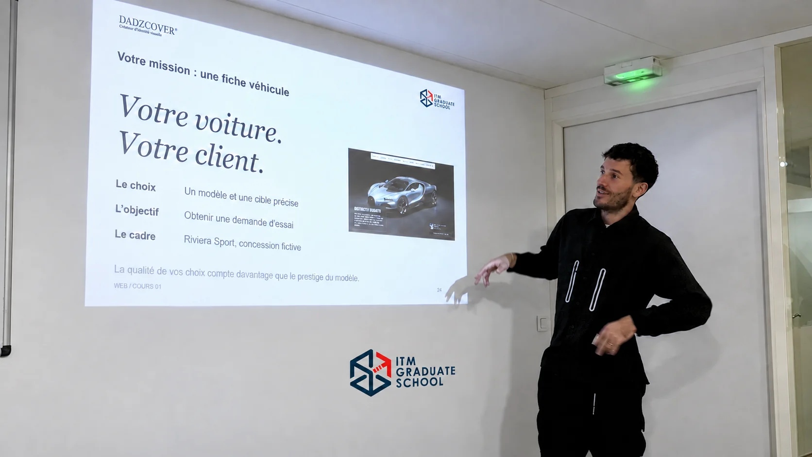Dorian Polizzi présentant une fiche véhicule pendant son cours de web à ITM Graduate School, avec le logo de l’école.