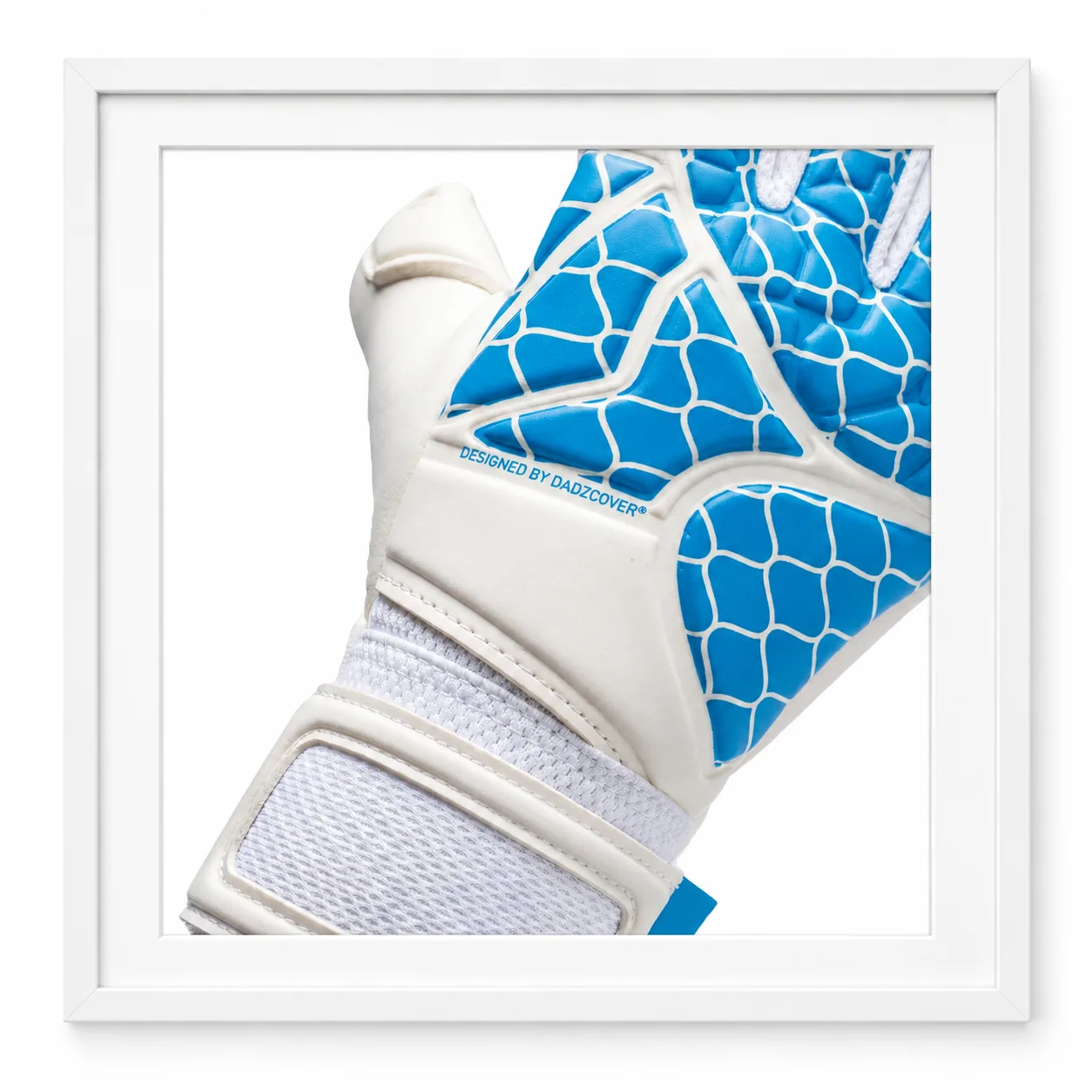 Photo encadrée d’un gant de gardien GWS Academy bleu et blanc, avec motif géométrique et signature « Designed by DADZCOVER ».