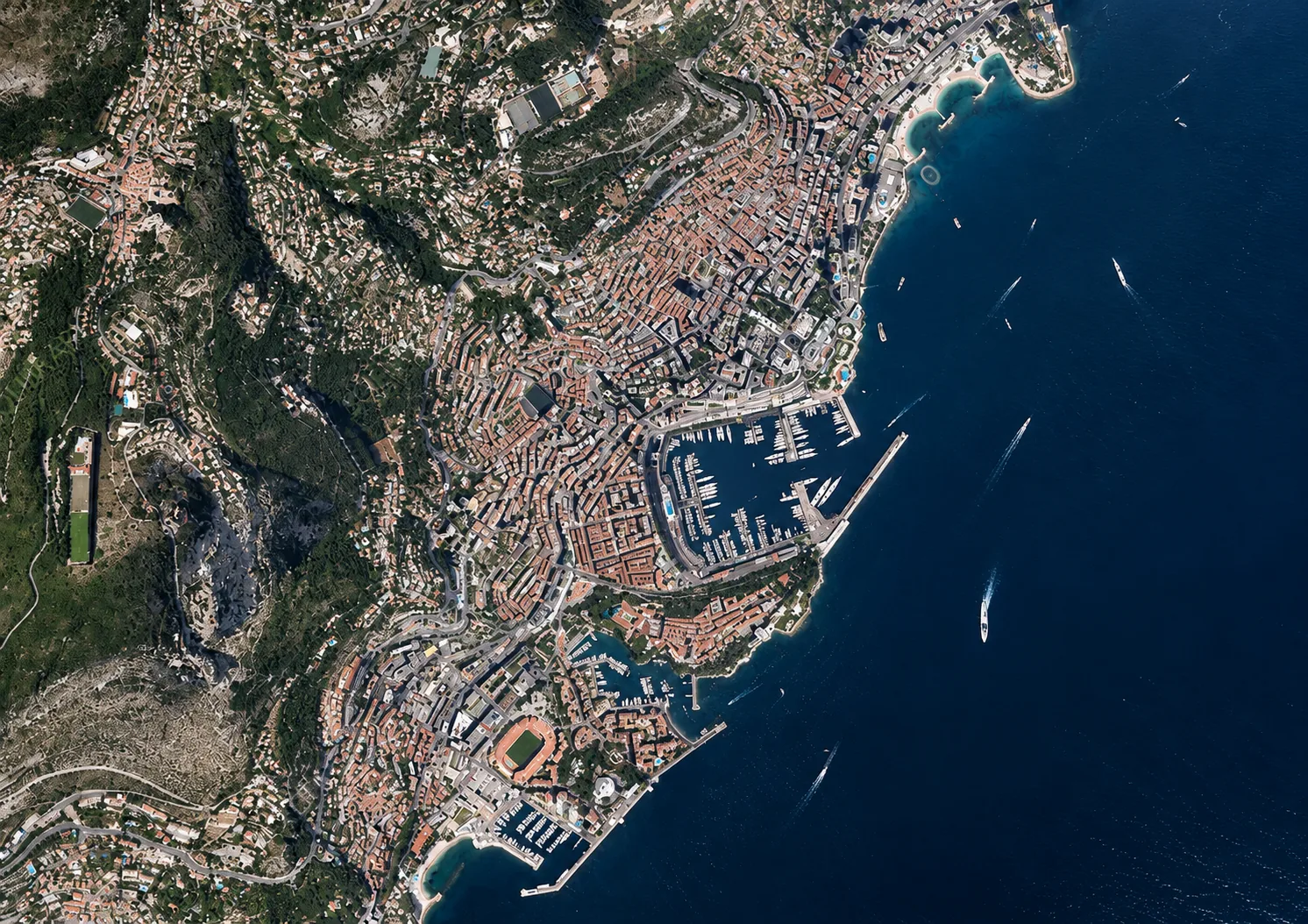 Vue aérienne de Monaco, de ses ports et du littoral méditerranéen.