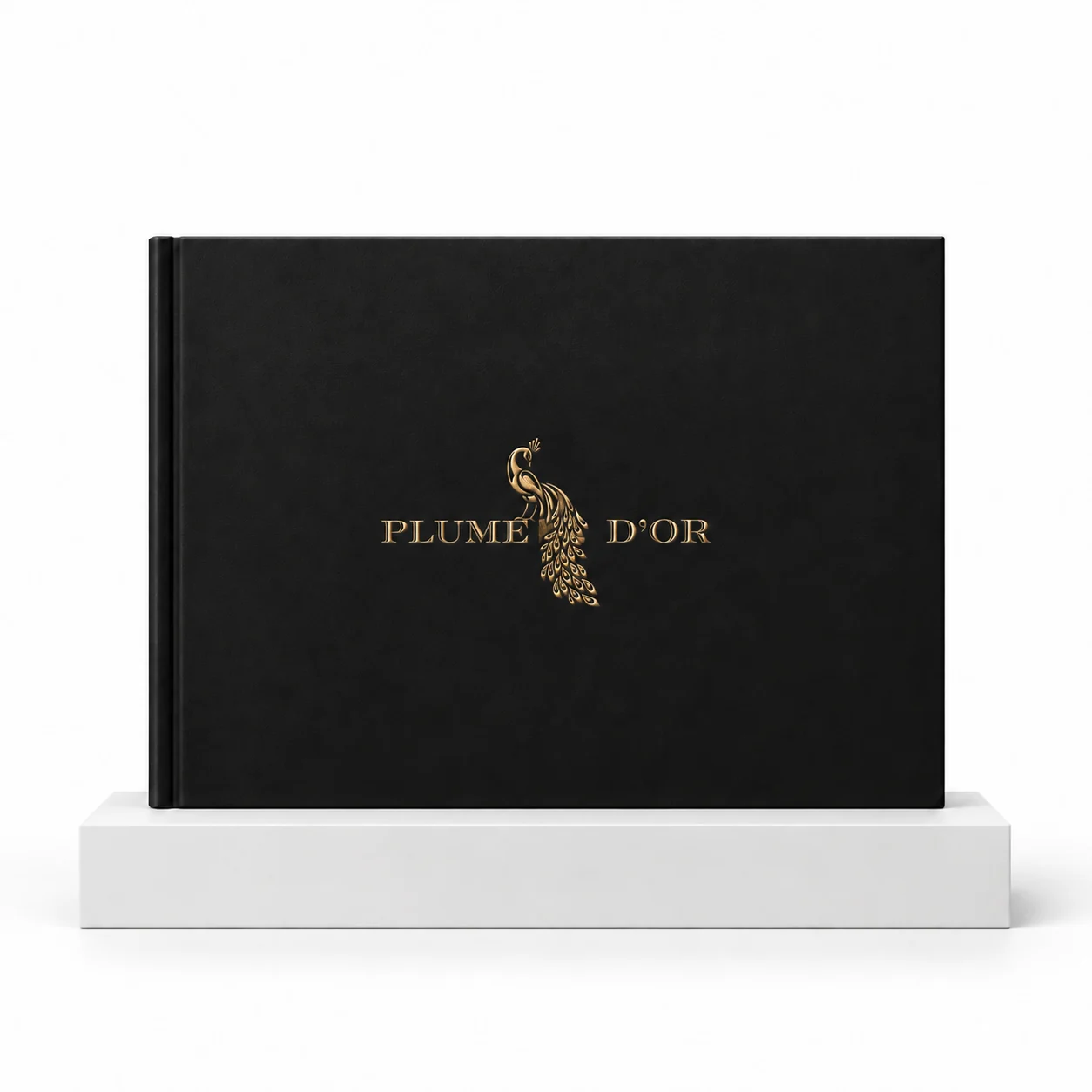 Brochure Plume d’Or à couverture noire, présentée de face sur un socle blanc, avec le logo en effet dorure à chaud.