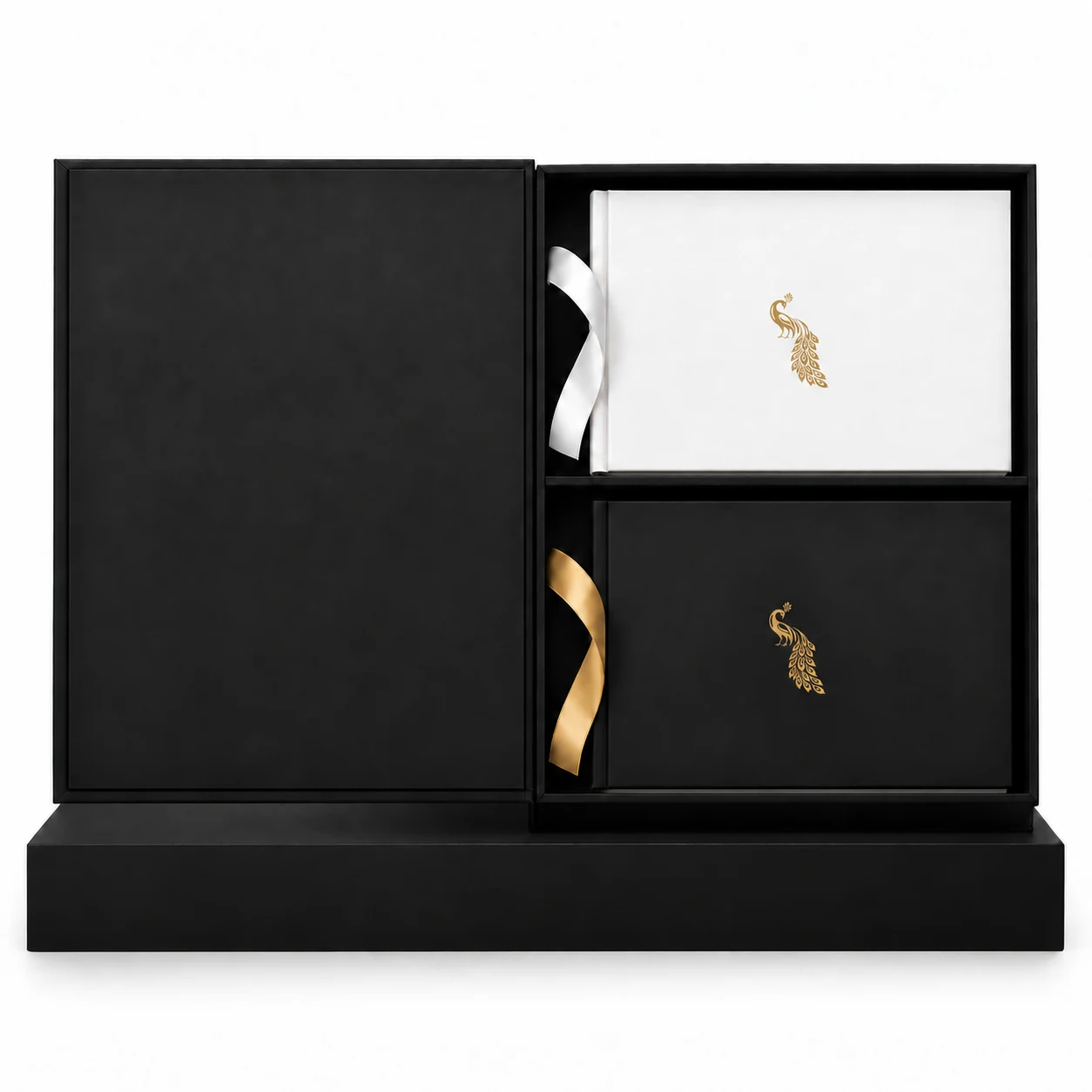 Rendu du coffret brochure Plume d’Or ouvert de face sur un socle noir, avec deux livres blanc et noir, paons dorés et languettes blanche et dorée.