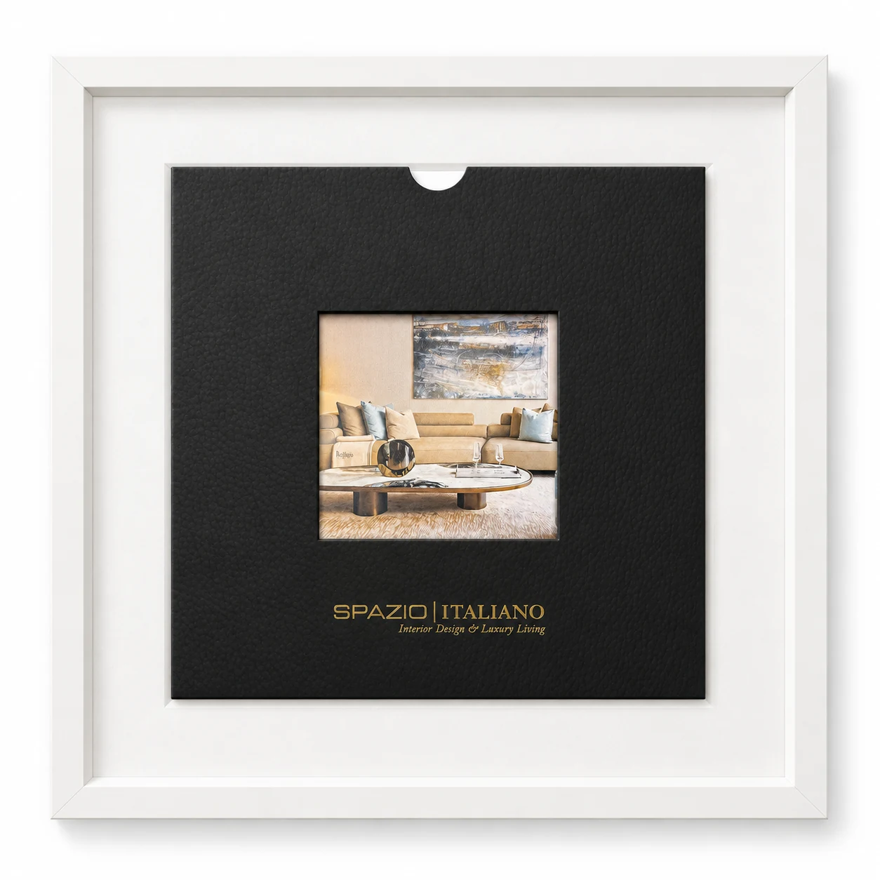 Mockup de la brochure Spazio Italiano dans un cadre blanc avec passe-partout, montrant la pochette noire à fenêtre et sa signature dorée.